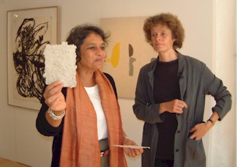 Papierspezialistin Neeta S. Premchand in der Galerie/ Gallery ART FORUM UTE BARTH ZURICH